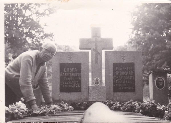 Mykola Hrabets near monument in the Vyshnie Vladich 